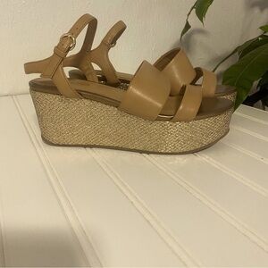 Aldo Women’s Tan with Gold Chunky Platform Sandals Y2K Size 6 Flaw On One Shoe